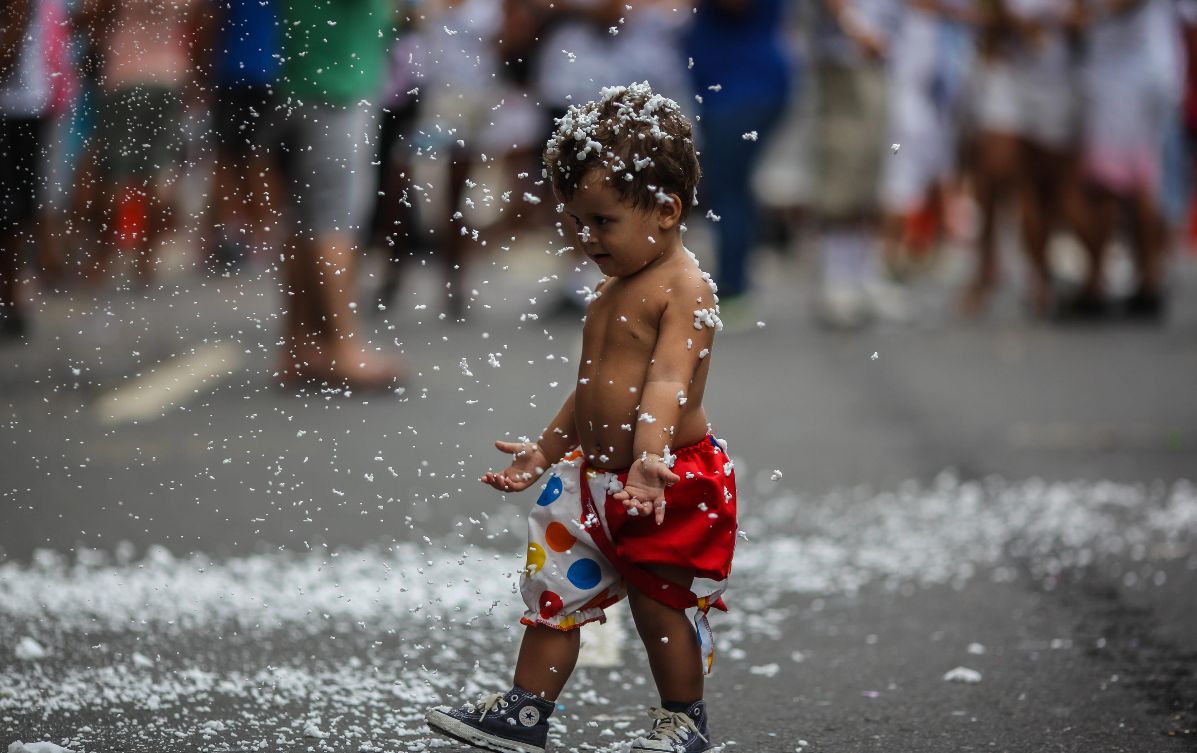 Un niño participa hoy, sábado 1 de marzo de 2014, durante el desfile tradicional del grupo "Cordão do Bola Preta". Foto/EFE