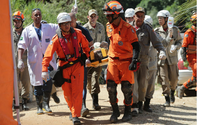 Dos edificios se desploman en Río de Janeiro, con saldo de al menos 3 muertos Una víctima es rescatada con vida por los bomberos tras los derrumbes de los edificios. Foto: EFE.