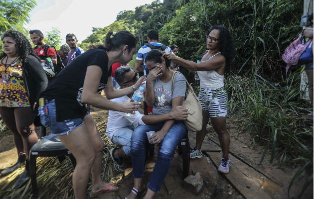 Dos edificios se desploman en Río de Janeiro, con saldo de al menos 3 muertos Una mujer llora aliviada tras saber que su hermana fue rescatada viva. Foto: EFE.