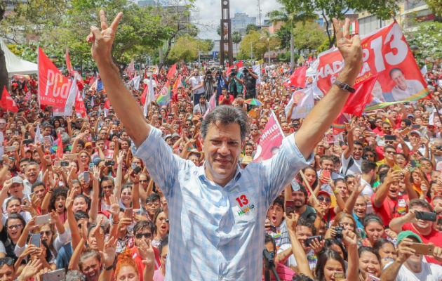 Haddad dice que Bolsonaro es una "aberración" que "sólo vomita barbaridades" El aspirante del Partido de los Trabajadores (PT) dijo este sábado en un mitin electoral que Bolsonaro "es una aberración que sólo habla de violencia y sólo ofende" a "nordestinos, mujeres y negros".