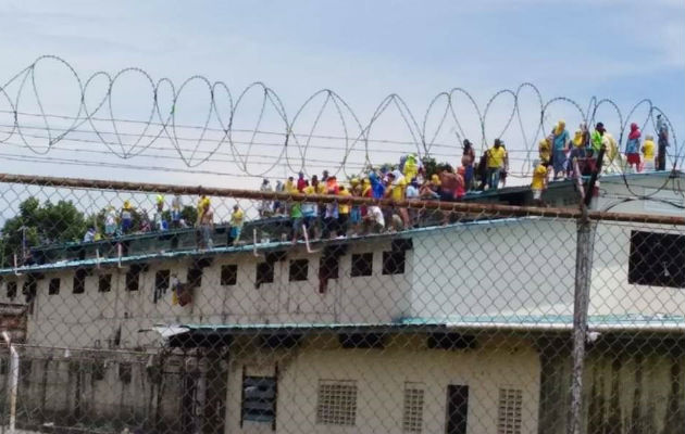 Diversas platinas y artículos prohibidos decomisan en requisa en cárcel de Changuinola Se encontraron armas punzo cortantes en el penal. Foto: Mayra Madrid.