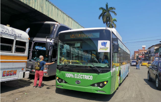 Proyectan introducir buses y taxis eléctricos en Colón, amigables con el ambiente Los buses no generara emisiones de gases tóxicos. Foto: Diómedes Sánchez.