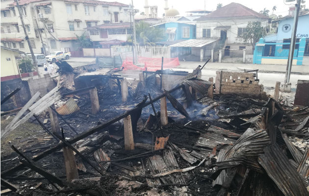 Buscan ayuda para hogar de ancianos en Colón, luego de afectación por incendio El caserón al lado del hogar de ancianos quedó en ruinas. Foto: Diómedes Sánchez S.