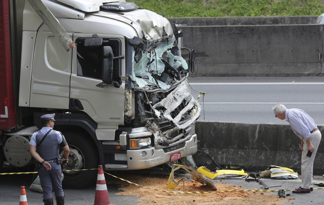 El camionero resulto con algunas heridas y se salvó de milagro. FOTO/AP El camionero resulto con algunas heridas y se salvó de milagro. FOTO/AP
