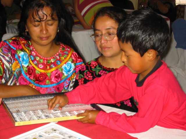 En Guatemala, los niños, a la vez que aprenden a leer y escribir, socializan, comparten, se divierten. Foto: Cortesía. En Guatemala, los niños, a la vez que aprenden a leer y escribir, socializan, comparten, se divierten. Foto: Cortesía.