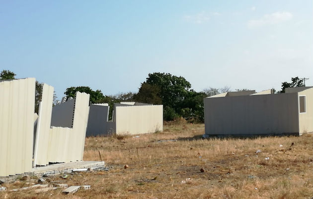 Las 'casas de papel' que nunca entregó el programa Techos de Esperanza. Foto: Miriam Lasso. Las 'casas de papel' que nunca entregó el programa Techos de Esperanza. Foto: Miriam Lasso.