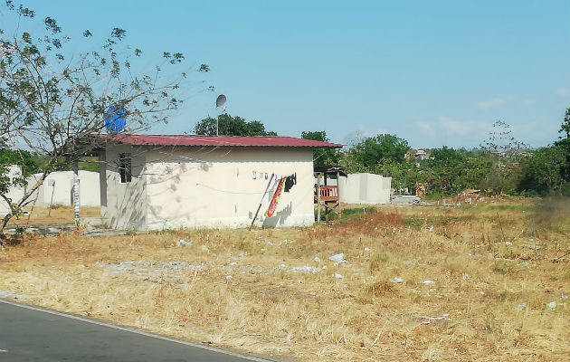 Las 'casas de papel' que nunca entregó el programa Techos de Esperanza. Foto: Miriam Lasso. Las 'casas de papel' que nunca entregó el programa Techos de Esperanza. Foto: Miriam Lasso.