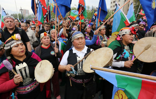 Mapuches se manifiestan en Santiago para reivindicar la resistencia indígena Mapuches marchan en Santiago de Chile en honor a la resistencia de su pueblo. Foto: EFE.