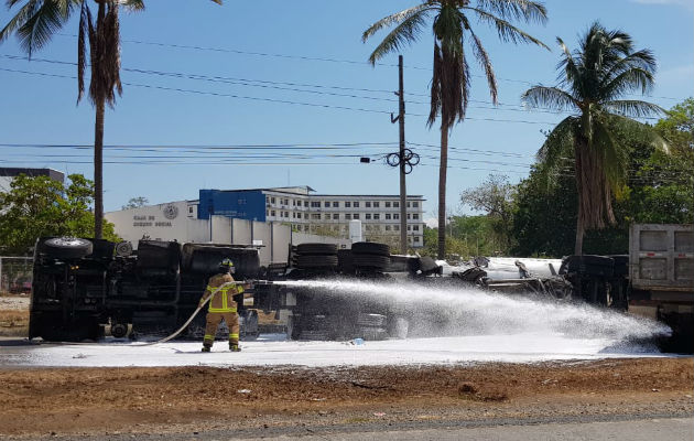Cerrada la Interamericana en David por choque entre camión y cisterna con combustible Bomberos lanzan espuma a los camiones accidentados. Foto: José Vásquez.