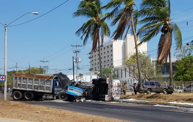 Cerrada la Interamericana en David por choque entre camión y cisterna con combustible Así quedaron los camiones en la vía. Foto: José Vásquez.