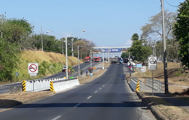 Cerrada la Interamericana en David por choque entre camión y cisterna con combustible Al lugar del accidente llegaron los bomberos y la policía. Foto: José Vásquez