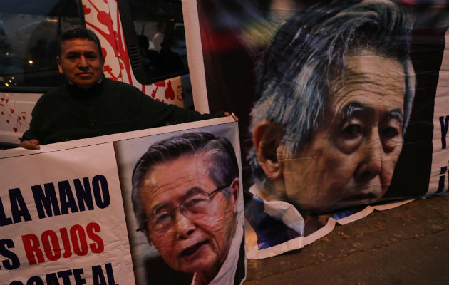Un seguidor del expresidente peruano Alberto Fujimori espera afuera de la clínica. Foto: EFE Un seguidor del expresidente peruano Alberto Fujimori espera afuera de la clínica. Foto: EFE