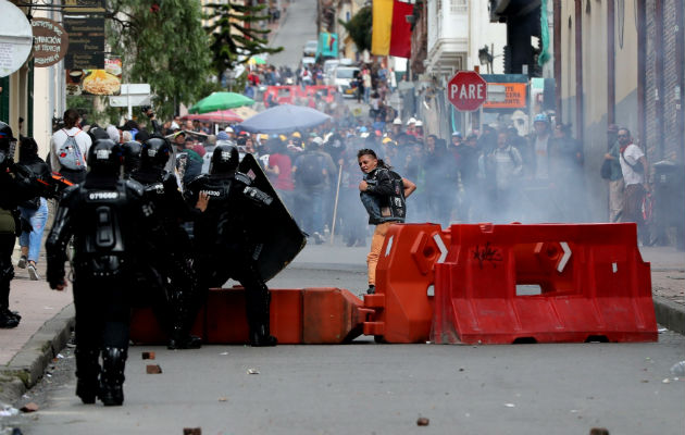 Protestas contra Duque en Colombia dejan 11 personas heridas y 35 detenidas Manifestantes se enfrentan a la Policía de Colombia este jueves, durante la jornada de Paro Nacional en Bogotá. Foto: EFE.