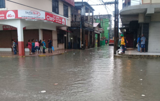 Los residentes se las tienen que ingeniar para poder cruzar la vía por las inundaciones en Colón. Los residentes se las tienen que ingeniar para poder cruzar la vía por las inundaciones en Colón.