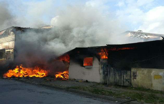 Un herido deja uno de dos incendios registrados en la ciudad de Colón En viejo caserón se incendio en dos ocasiones. Foto: Diómedes Sánchez.