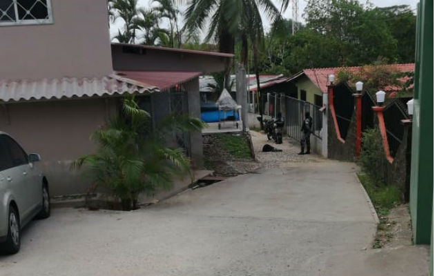 En Colón, matan a dos hombres en Cristóbal y encuentran feto en un vertedero Vereda donde asesinaron a Brayan Vernell Selle Young. Foto: Diómedes Sánchez.