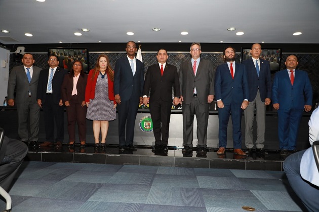 El diputado Leandro Ávila (Izq) fue juramentado como el presidente de la Comisión de Gobierno. El diputado Leandro Ávila (Izq) fue juramentado como el presidente de la Comisión de Gobierno.