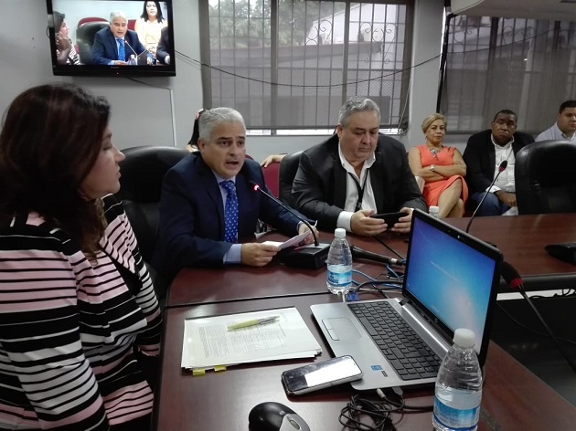 La sesión de la Comisión de Presupuesto fue presidida por el diputado perredista, Benicio Robinson. La sesión de la Comisión de Presupuesto fue presidida por el diputado perredista, Benicio Robinson.