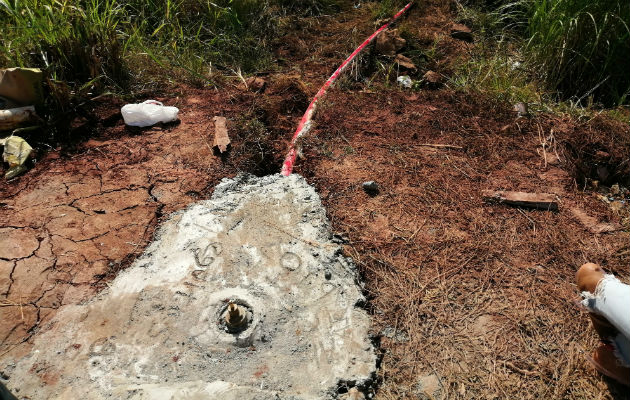 Moradores de dos comunidades en Arraiján se disputan el suministro de agua potable Esta es la nueva interconexión ilegal. Foto: Eric A. Montenegro.