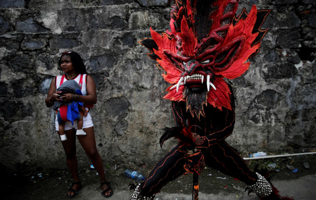 Danzantes participan en la onceava edición del festival de diablos y congos este sábado, en Portobelo (Panamá). Foto/EFE Danzantes participan en la onceava edición del festival de diablos y congos este sábado, en Portobelo (Panamá). Foto/EFE
