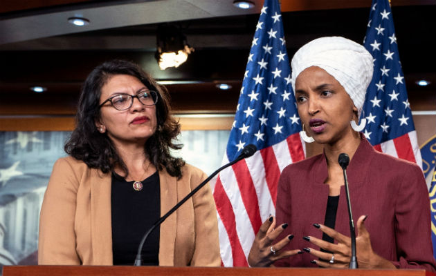 Trump dice que abuela de congresista Tlaib sale ganando al no ver a su nieta Ilhan Omar (der.) and Rashida Tlaib en el Capitolio, Washington. Foto: EFE.