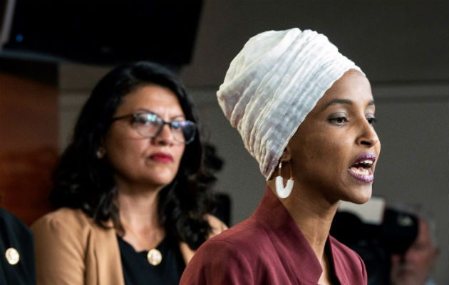 La presión de Trump surte efecto e Israel veta a legisladoras musulmanas Ilhan Omar (der.) and Rashida Tlaib en rueda de prensa en el Capitolio, Washington. Foto: EFE.