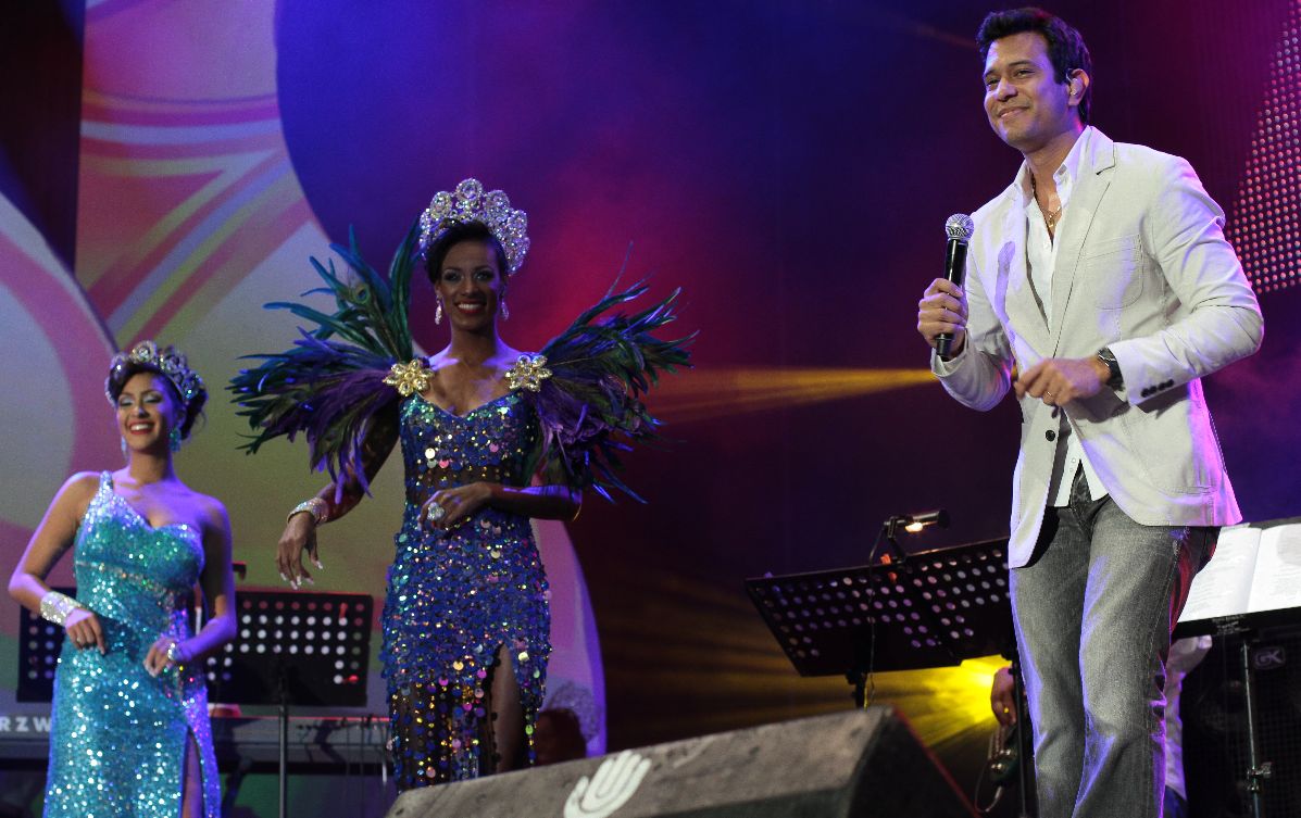 La reina María de Lourdes disfruta de las canciones de Rafael Moreno y su orquesta. Foto/Aurelio Herrera