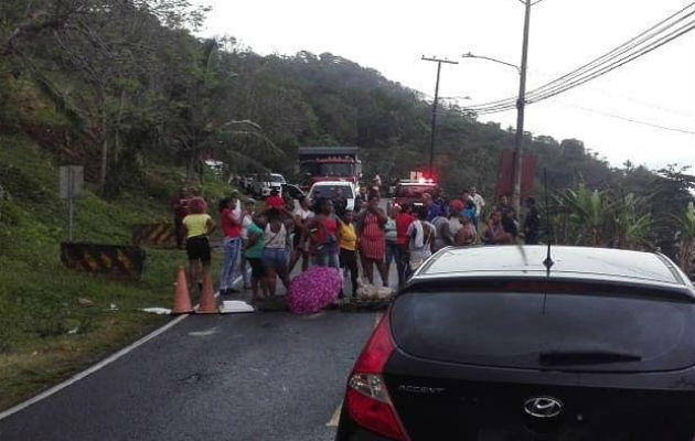 Antimotines dispersan protesta por falta de agua en Costa Arriba de Colón La protesta fue en la entrada principal de Portobelo. Foto: Diómedes Sánchez S.