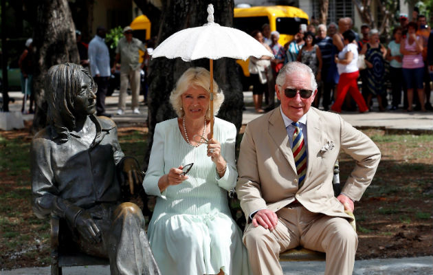 Príncipe Carlos asiste a inicio de parque solar con fondos británicos en Cuba El príncipe Carlos de Gales (d) y su esposa Camila (c), duquesa de Cornualles, posan para una foto junto a una estatua de John Lenon, en La Habana . Foto: EFE.