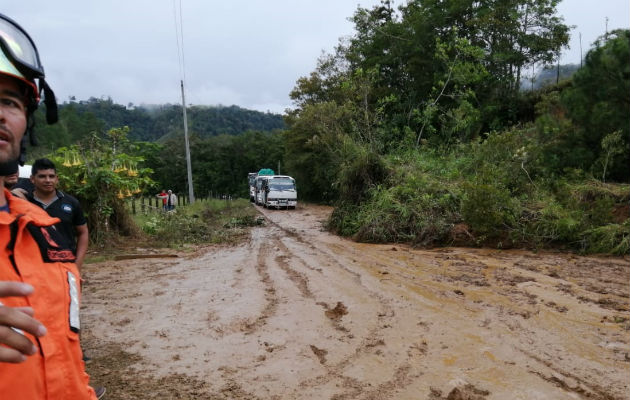 Despejan vía que comunica la zona productiva de Volcán a Río Sereno Las labores de extracción incluyeron limpieza de tierra, lodo, rocas, empalizadas, entre otros. Foto: José Vásquez.