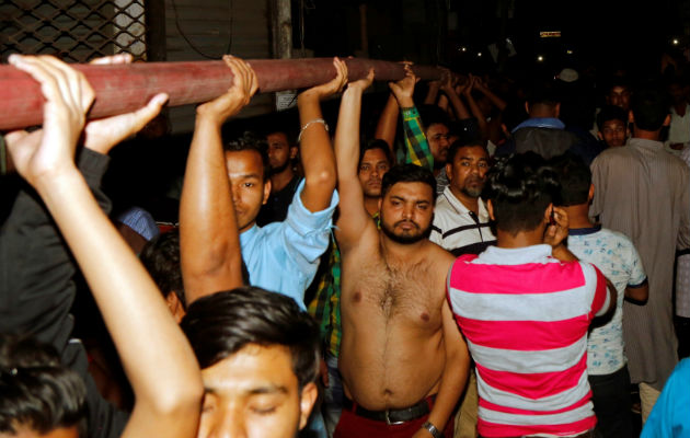 Mueren abrasadas 67 personas en un gigantesco fuego en Dhaka Bomberos y lugareños trabajan para apagar el fuego en Churihatta en Chawk bazar, Old Dhaka, Bangladesh. Foto: EFE.