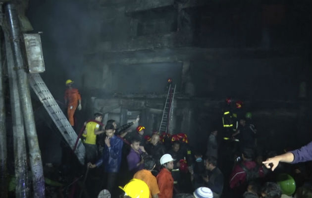 Mueren abrasadas 67 personas en un gigantesco fuego en Dhaka Socorristas en labores de rescate durante el fuego. Foto. AP.