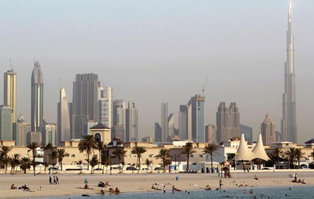 Dubai playa y ciudad de fondo. Foto AP
