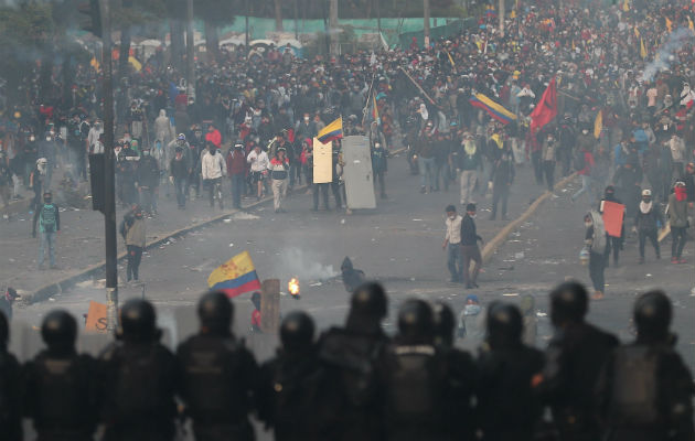 Disturbios en Ecuador se recrudecen e indígenas rechazan dialogar con Morenoe Manifestantes y policías se enfrentaron en una nueva jornada de protestas este viernes, en Quito. Foto: EFE.