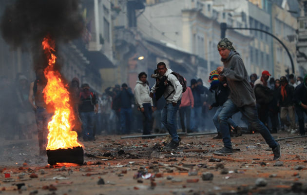 Casco histórico de Quito escenario de batalla contra el Gobierno de Moreno Manifestantes protestan contra las medidas económicas del Gobierno del presidente Lenín Moreno. Foto: EFE.