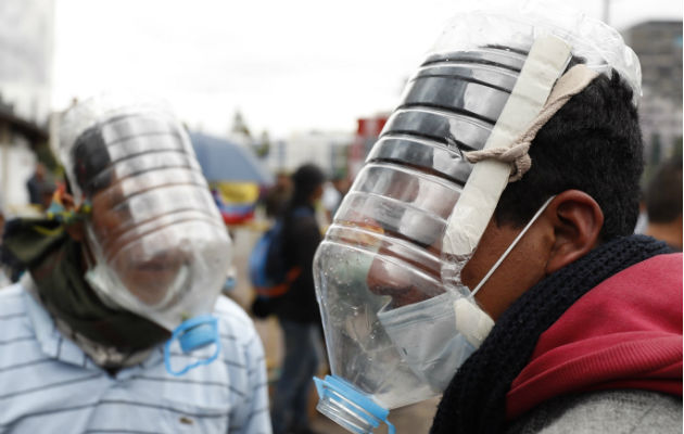 Máscaras antigases hechas a mano: Un oficio en medio de protestas en Ecuador Manifestantes usan máscaras antigas elaboradas por el ecuatoriano Cesar Viteri este jueves en Quito. Foto: EFE.