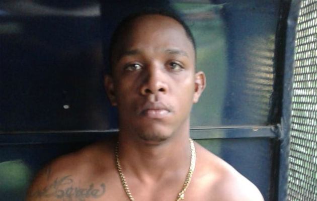 Capturan a sospechoso de homicidio en un allanamiento efectuado en Portobelo Edwin Rudolph Dennis alias "Dindi" está vinculado con un delito de homicidio agravado. Foto: Diómedes Sánchez S.