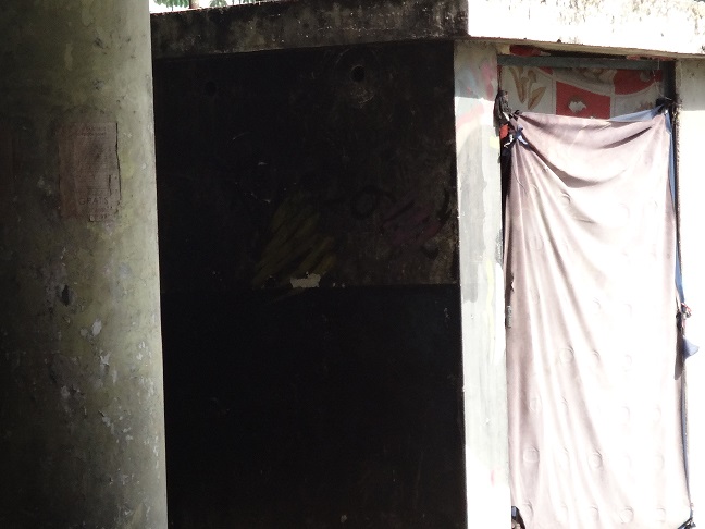 El baño de los que habitan bajo el puente vehicular de Transístmica, cerca del Seguro Social. Foto: Rosalina Orocú Mojica El baño de los que habitan bajo el puente vehicular de Transístmica, cerca del Seguro Social. Foto: Rosalina Orocú Mojica