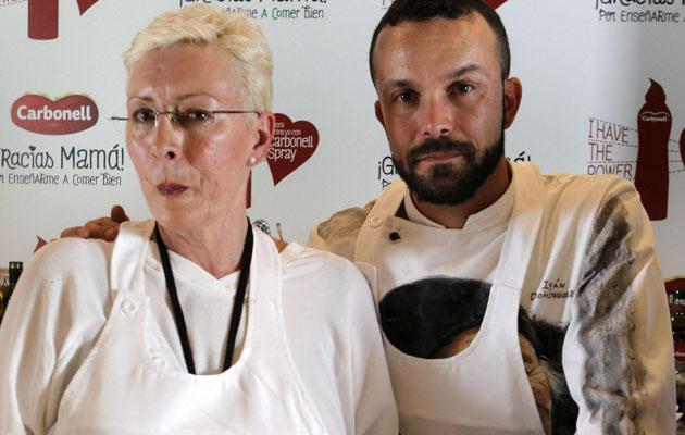 El chef Iván Domínguez (d), poseedor de una estrella Michelin, y su madre Rosa (i)