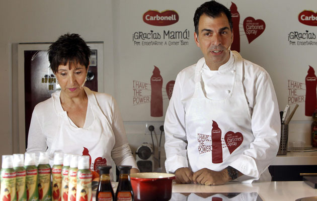 El chef Ramón Freixa (d), poseedor de dos estrellas Michelin y su madre Dori (i)
