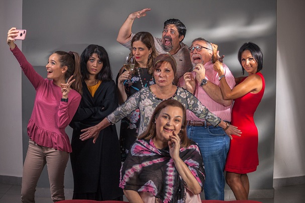 Elenco de 'Una espina en el zapato', que estrenará en mayo Teatro En Círculo: Valeria Luna, Masof Sayavedra, Larissa Morales, Enrique Pareja, Ricardo Martino, Gloryana Reyes, y en el centro Cloty Luna parada detrás de Nilena Zisópulos. Foto: Enrique Pareja Elenco de 'Una espina en el zapato', que estrenará en mayo Teatro En Círculo: Valeria Luna, Masof Sayavedra, Larissa Morales, Enrique Pareja, Ricardo Martino, Gloryana Reyes, y en el centro Cloty Luna parada detrás de Nilena Zisópulos. Foto: Enrique Pareja