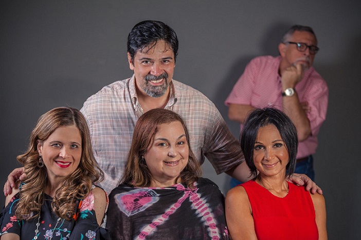 Parte del elenco de la comedia dramática "Una espina en el zapato", que dirige Hannia Woodman en Teatro En Círculo. Foto: Enrique Pareja.