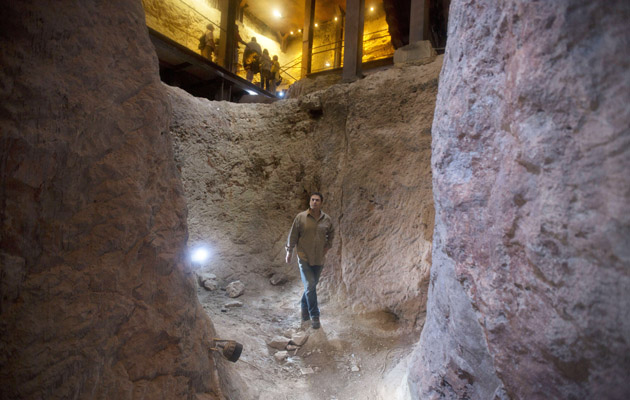 Eli Shukron, Arqueólogo caminando por lo que dice ser el castillo del Rey David. Foto/AP