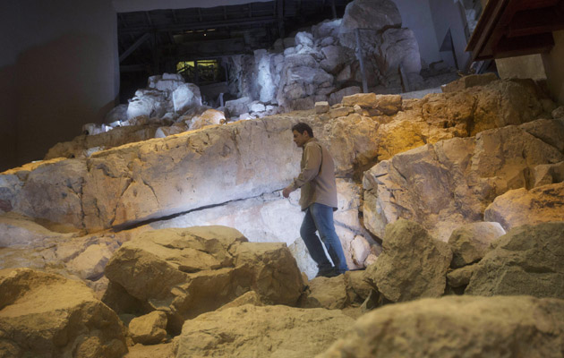 Eli Shukron, Arqueólogo caminando por lo que dice ser el castillo del Rey David. Foto/AP