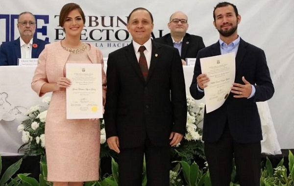 La ceremonia de entrega de credenciales se dio en la sede principal del Tribunal Electoral. La ceremonia de entrega de credenciales se dio en la sede principal del Tribunal Electoral.
