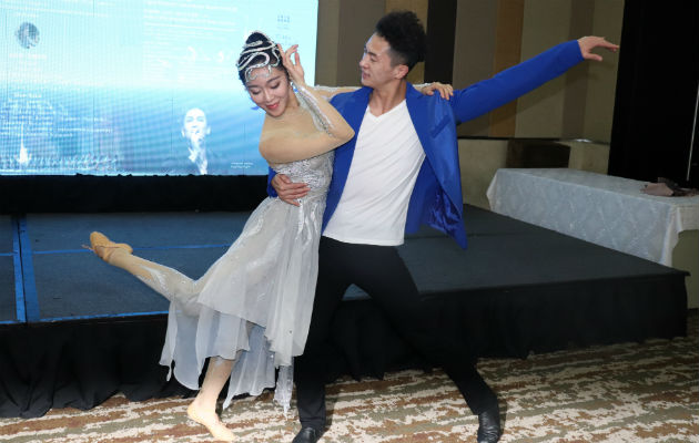 Artistas Zhou Ke y Zeng Kai del Teatro de Danza y Opera de Hangzhou muestran parte de la obra “Para conocer el Gran Canal”. Foto: Cortesía. Artistas Zhou Ke y Zeng Kai del Teatro de Danza y Opera de Hangzhou muestran parte de la obra “Para conocer el Gran Canal”. Foto: Cortesía.