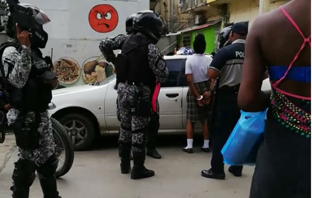 Detienen a una estudiante colonense tras incidente donde sacaron armas de fuego Momentos del arresto de la estudiante. Foto: Diómedes Sánchez S.