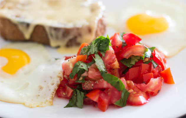 Desayuno de huevos, picadillo y tostada con queso. Foto/Michael Alaev