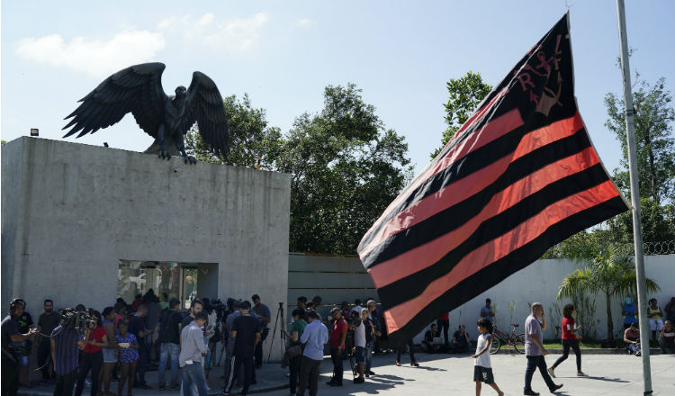 La bandera del flamengo a media asta en señal de luto. Foto:AP La bandera del flamengo a media asta en señal de luto. Foto:AP