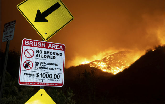 Los fuegos en California se cobran una vida y amenazan a 100.000 casas Bomberos combaten el fuego en una casa en "Porter Ranch", California. Foto: AP.